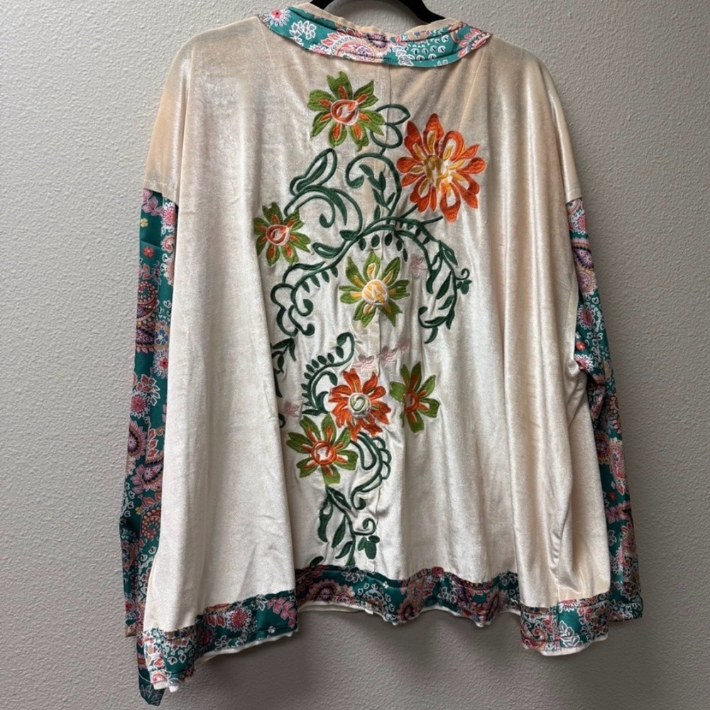 Like - new! POL L Cream Green Boho Embroidered Floral V Neck Blouse - Picture 6 of 8